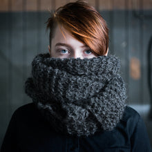 Load image into Gallery viewer, 019 Shawl / RÄT